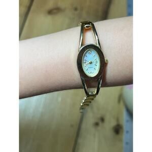 Advance women's wristwatch. Gold Tone. Analog watch. needs watch